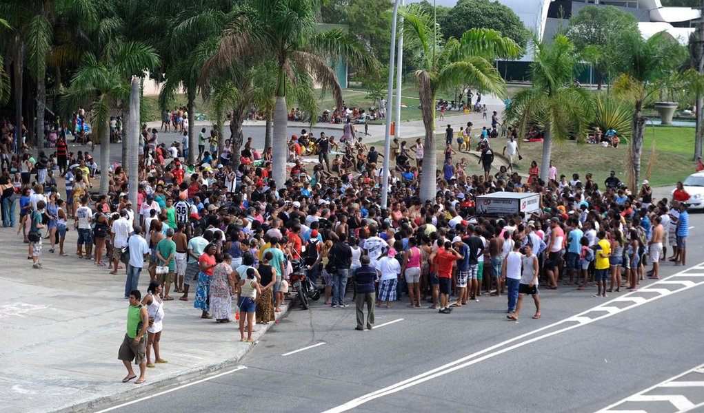 Invasores removidos do terreno da Oi, no Engenho Novo, na Zona Norte do Rio, protestam em frente à Prefeitura da cidade; os cerca de mil manifestantes chegaram a fechar todo o sentido Centro da Avenida Presidente Vargas, mas a via já foi liberada; apenas uma faixa da pista lateral segue fechada por um pequeno grupo