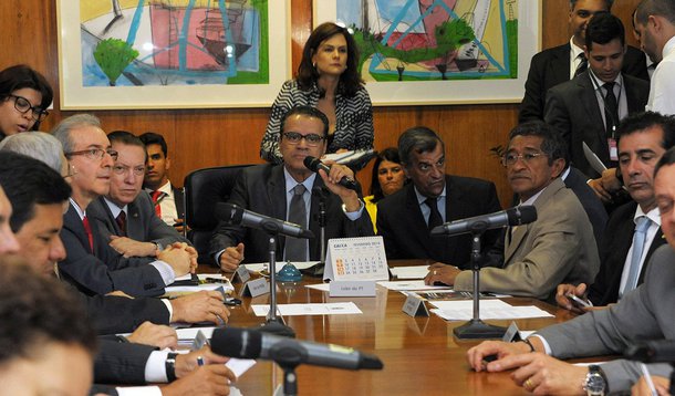 Presidente da Câmara, Henrique Eduardo Alves, confirmou, nesta terça (18), a transferência da votação do projeto para a próxima semana; só assim, se iniciará destrancamento da pauta; para a próxima quarta (26), Alves anunciou a votação dos cinco demais projetos que trancam a pauta; entre os projetos estão o que inclui a corrupção como crime hediondo; as novas regras para casas de espetáculos e a regulamentação da Emenda Constitucional dos direitos dos empregados domésticos