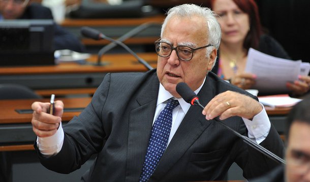 O PSB do presidenciável e governador de Pernambuco, Eduardo Campos, apoiará a candidatura do deputado federal Miro Teixeira (Pros) ao governo do Rio; "Uma das grandes qualidades do Pros é a absoluta liberdade que garante aos seus candidatos", declarou Teixeira, que foi um dos fundadores da Rede Sustentabilidade, partido da ex-ministra Marina Silva, hoje correligionária do gestor pernambucano