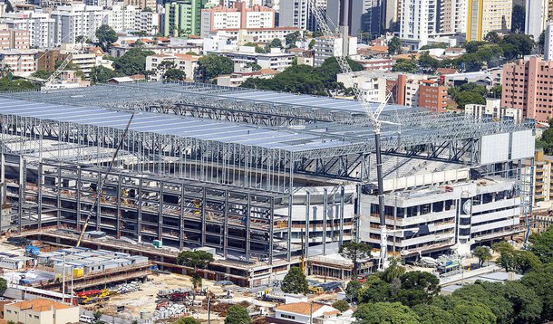 Sob ameaça de ficar fora da Copa, governo do Paraná solicitou mais uma pedido de financiamento no valor de R$ 250 milhões de reais, para concluir estádio de Curitiba; que deveria ter sido entregue em dezembro do ano passado;  Arena tem previsão de receber quatro partidas do Mundial, todas válidas pela primeira fase