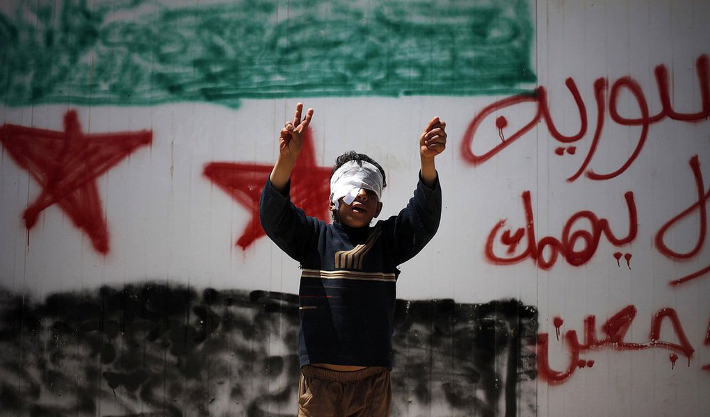 Segundo os números da organização Observatório Sírio dos Direitos Humanos, morreram 37.781 combatentes pela oposição e 58.480 combatentes do lado do governo, incluindo 35 mil soldados. O Observatório contabilizou ainda 2.871 mortos que não foi possível identificar