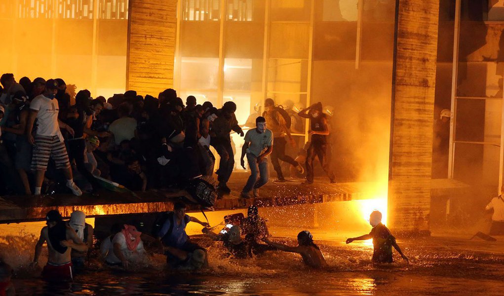 Procuradoria da República no Distrito Federal apresentou denúncia à Justiça Federal contra dois acusados de depredar e incendiar o Palácio Itamaraty durante manifestações populares, em junho do ano passado; o procurador Valtan Timbó Martins pede a condenação de Cláudio Roberto Borges de Souza e Samuel Ferreira Souza de Jesus pelo crime de incêndio, cuja pena varia de três a seis anos de prisão, e pode ser agravada por tratar-se de prédio público