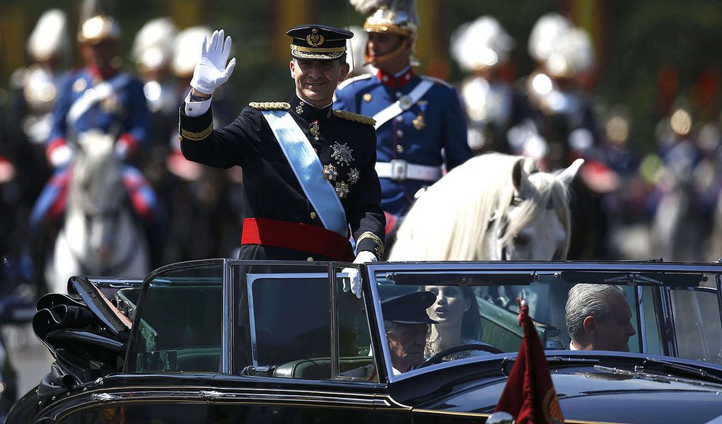 Felipe de Borbón substitui o pai, Juan Carlos, que após 39 anos, abdidou do trono na Espanha no início do mês; “Começo o meu reinado com profunda emoção pela honra que representa assumir a coroa, consciente da responsabilidade que representa e com a maior esperança no futuro da Espanha. Uma grande nação na que creio e que admiro e a cujo destino me senti unido toda a vida, como príncipe herdeiro e agora como rei”, disse Felipe VI em seu juramento