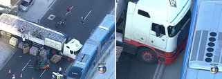 Um acidente com um caminhão e um ônibus BRT na Avenida Brás de Pina, na Penha, bloqueou o trânsito; o caminhão ficou atravessado na pista, que ficou interditada; o tráfego foi liberado quase uma hora depois da colisão, que ocorreu às 7h25; o consórcio BRT, contudo, afirma que não houve colisão, mas, sim, que o caminhão enguiçou, bloqueando a passagem; imagens de TV mostram a frente do caminhão colada à lateral do ônibus