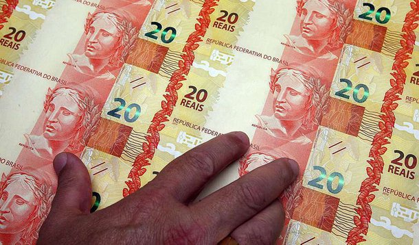 Apesar de o resultado ser maior do que o registrado no mesmo mês de 2013, quando o superávit foi R$ 291,4 milhões, está abaixo do alcançado em março de 2012 (R$ 7,64 bilhões) e de 2011 (8,972 bilhões); superávit primário é a economia que o governo faz para pagar os juros da dívida pública