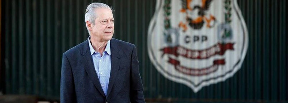 O ex- ministro da Casa Civil, condenado a 7 anos e 11 meses na Ação Penal 470, o chamado 'mensalão', deixou o Centro de Progressão Penitenciária por volta das 7h30 e foi para o escritório do advogado e ex-ministro do Tribunal Superior Eleitoral, José Gerardo Grossi, onde desempenhará a função de auxiliar de biblioteca. Como condição, a Justiça exigiu que Dirceu permaneça em uma sala isolada sem telefone ou internet