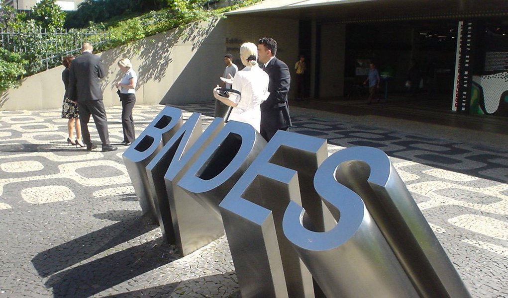 Construção do anexo é resultado do aumento das atividades do banco e da ampliação de suas áreas de atuação; em 2002, o banco tinha 1,8 mil empregados e desembolsos de R$ 45 bilhões; no ano passado, os funcionários somavam 2,8 mil, entre próprios e terceirizados, do total de 2,814 mil autorizados pelo Departamento de Coordenação e Governança das Empresas Estatais (Dest), e os desembolsos atingiram R$ 190 bilhões