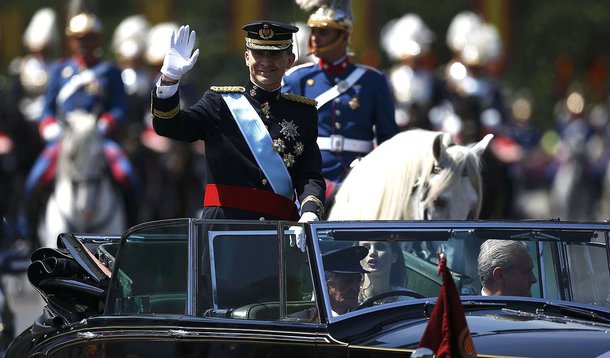 Felipe de Borbón substitui o pai, Juan Carlos, que após 39 anos, abdidou do trono na Espanha no início do mês; “Começo o meu reinado com profunda emoção pela honra que representa assumir a coroa, consciente da responsabilidade que representa e com a maior esperança no futuro da Espanha. Uma grande nação na que creio e que admiro e a cujo destino me senti unido toda a vida, como príncipe herdeiro e agora como rei”, disse Felipe VI em seu juramento