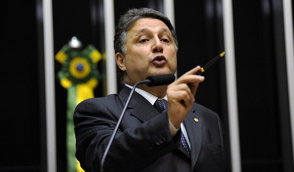 Iniciativa é do presidente estadual do partido, deputado Anthony Garotinho (RJ), que convocou a legenda para uma reunião na quinta-feira 8; no encontro, o PR vai realizar uma prévia e escolher entre os pré-candidatos – Dilma Rousseff, Aécio Neves, Eduardo Campos e Pastor Everaldo – dois nomes que serão colocados em votação no dia da convenção, em junho; na semana passada, bancada do PR na Câmara divulgou manifesto que defendia a volta de Lula, apesar de afirmar que não era um rompimento com a presidente Dilma