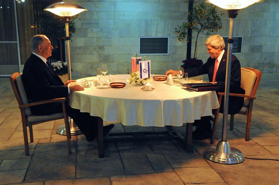 O secretário de Estado norte-americano, John Kerry, afirmou neste domingo que israelenses e palestinos estão avançando nos diálogos para chegarem à paz na região, embora haja grande ceticismo em relação a um acordo entre as partes; ele esteve em Israel e se encontrou com Benjamin Netanyahu