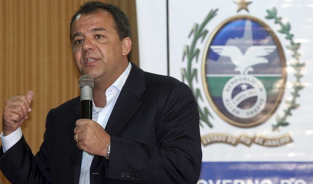 Enquanto a passagem aumenta, cresce também o desconforto com o serviço oferecido pela SuperVia e Metrô Rio; nesta segunda-feira (17), fumaça em uma composição em São Cristóvão desesperou os usuários do transporte, entre eles crianças; na ocasião, passageiros tiveram que forçar a abertura de portas para escapar do desconforto; composições também enfrentam constantes problemas com seus intervalos. 