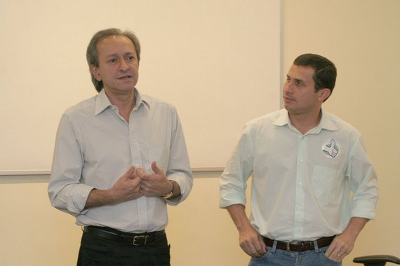 O Ministério Público do Estado do Rio de Janeiro (MP-RJ), por meio da 4ª Promotoria de Justiça de Investigação Penal da 2ª Central de Inquéritos, abriu investigação para apurar suspeitas de irregularidades na gestão do ex-prefeito de Niterói Jorge Roberto Silveira; o procedimento do MP-RJ diz respeito à aquisição de alimentos para os desabrigados após o deslizamento de terra no Morro do Bumba, em abril de 2010