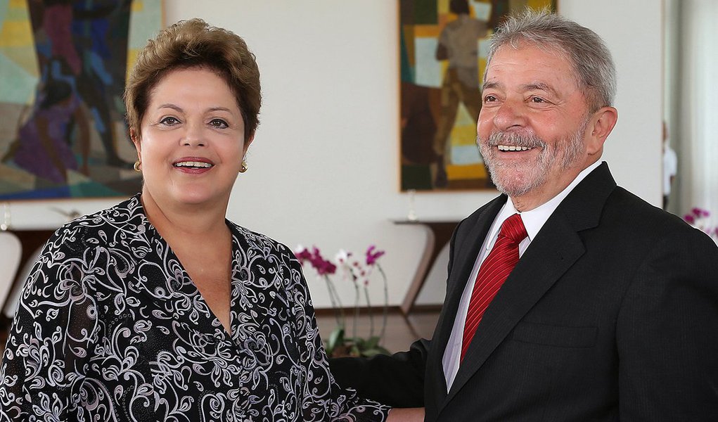 No momento em que crescem as especulações sobre o "Volta, Lula", ex-presidente, mais uma vez, joga água na fervura; em entrevista no Paraná, ele afirma que será um militante da presidente Dilma, a quem considera "a pessoa mais preparada para governar o País"; Lula também destaca resultados de sua gestão, como o "menor desemprego da história" do Brasil; na disputa estadual no Paraná, ele se mostra confiante em relação às chances da ex-ministra Gleisi Hoffmann; "ela pode promover um salto de qualidade"