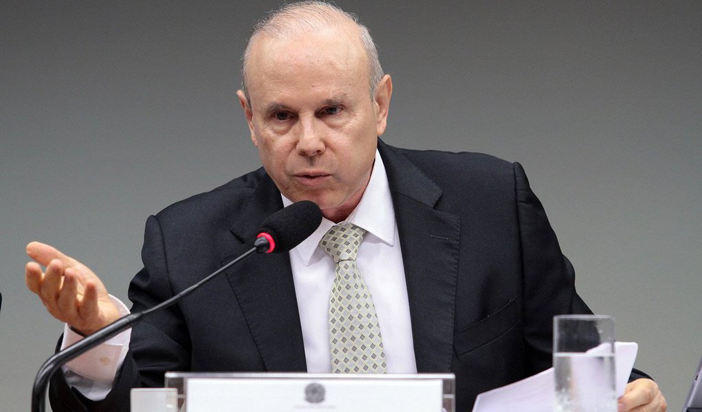 Ministro da Fazenda, Guido Mantega disse em audiência pública nas comissões de Fiscalização Financeira e Controle e de Finanças e Tributação da Câmara dos Deputados nesta quarta (14) que o governo está fazendo superávit primário menor porque está desenvolvendo uma política anticíclica; "Mesmo assim, o superávit é um dos maiores do mundo”, ressaltou