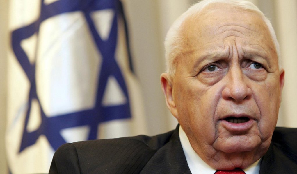 A saúde do ex-primeiro-ministro israelense Ariel Sharon continua em estado crítico, depois de o seu quadro clínico ter piorado nas últimas 24 horas por causa de uma insuficiência renal; ele encontra-se "entre a vida e a morte", indicaram fontes médicas em declarações citadas pela imprensa local