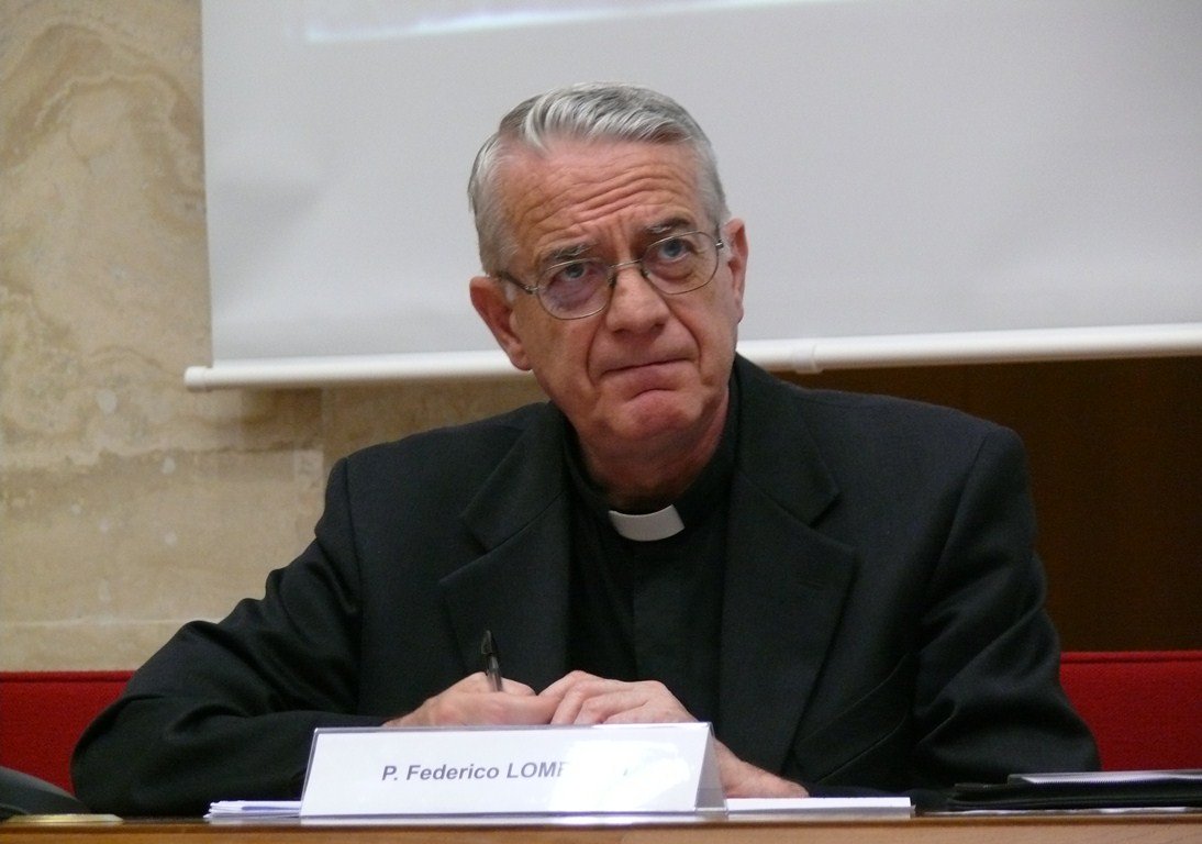 O Vaticano disse hoje que cerca de 400 padres foram afastados durante o pontificado do papa Bento XVI, devido às queixas de crianças abusadas sexualmente por clérigos; "Em 2012, foram cerca de 100, enquanto que em 2011 foram cerca de 300", disse o porta-voz do Vaticano Federico Lombardi; no entanto, a organização Snap, que junta vítimas de abusos sexuais por parte de membros da Igreja, disse em comunicado que essas medidas disciplinares não são suficientes e que "o papa deve afastar também os clérigos que encobriram crimes sexuais"