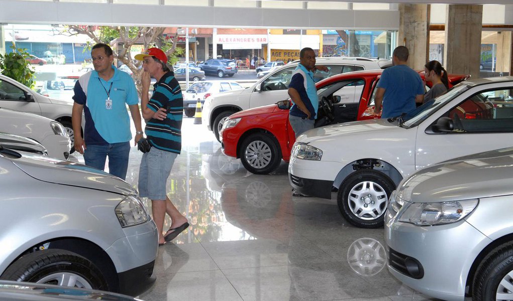 No acumulado do ano, foi registrada queda de 0,7%. De janeiro a outubro foram licenciadas 3.110.558 unidades, enquanto no mesmo período de 2012 o número de licenciamentos foi 3.130.944