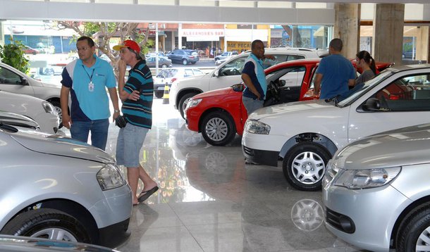 No acumulado do ano, foi registrada queda de 0,7%. De janeiro a outubro foram licenciadas 3.110.558 unidades, enquanto no mesmo período de 2012 o número de licenciamentos foi 3.130.944