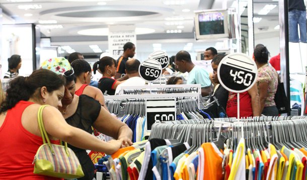 De acordo com pesquisa divulgada nesta segunda-feira 18, o número de eleitores que esperam aumento da inflação nos próximos meses caiu de 58% para 52% de julho a agosto; o número dos que acreditam na queda dos preços subiu de 8% para 12%; aprovação do governo Dilma subiu seis pontos, de 32% para 38%