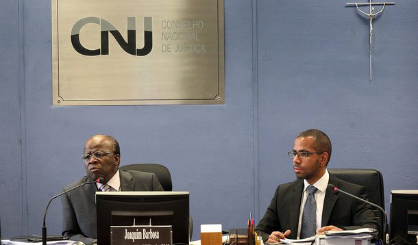 Fábio Cesar dos Santos Oliveira (à dir.) foi indicado pelo presidente do Supremo Tribunal Federal, Joaquim Barbosa, para o cargo de secretário-geral do Conselho Nacional de Justiça em novembro de 2012; mas desde agosto do ano passado cursa uma especialização de um ano na Columbia University; órgão disse que ele abriria mão da remuneração do cargo; no entanto, já recebeu R$ 28,7 mil durante "visita acadêmica"; Oliveira segue os passos do seu mentor, Joaquim Barbosa, que durante férias na Europa teve 11 diárias bancadas pelo STF, no total de R$ 14.142,60, sob a justificativa de agenda oficial