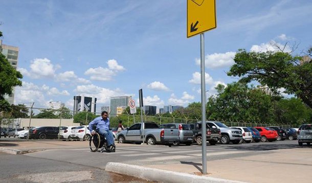 A Secretaria de Justiça, em parceria com empresas brasilienses, promoverá um mutirão de empregos para pessoas com deficiência, no Centro de Integração de Atendimento à Pessoa com Deficiência (Ciapede), na estação do metrô da quadra 114 Sul; representantes de oito empresas oferecerão entre 50 e 80 vagas para os mais variados cargos: auxiliar administrativo, atendente, menor aprendiz, recepcionista, estoquista, entre outros
