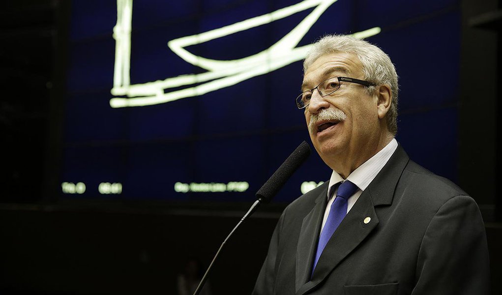 Autor de projeto de lei que pede o fim da censura a biografias diz que polêmica entre artistas "jogou luz ao tema" e pode permitir com que a matéria, segundo ele "travada" no Congresso e no STF, agora caminhe; deputado Newton Lima (PT-SP) deve levar ao presidente da Casa, na próxima semana, uma proposta para pautar o PL