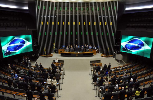 Em tom de mea culpa, deputados da base aliada ao governo admitiram nesta quarta-feira 18 que encerram as atividades legislativas de 2013, um ano marcado por manifestações populares que tomaram as ruas em julho, com uma dívida com a sociedade