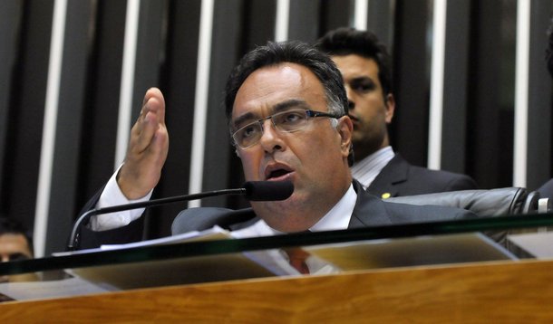 Ex-vice-presidente da Câmara viaja mil quilômetros de automóvel, do Paraná a Brasília, para entregar carta de renúncia já escrita; porém, ao chegar, tomou conhecimento de que gesto não evitaria abertura de processo no Conselho de Ética da Casa; André Vargas, então, teria deixado a capital com destino ignorado, sem renunciar; ele decidiu defender-se das acusações no exercício de seu mandato; extensão da sangria do parlamentar vai fazer bem à imagem do PT?