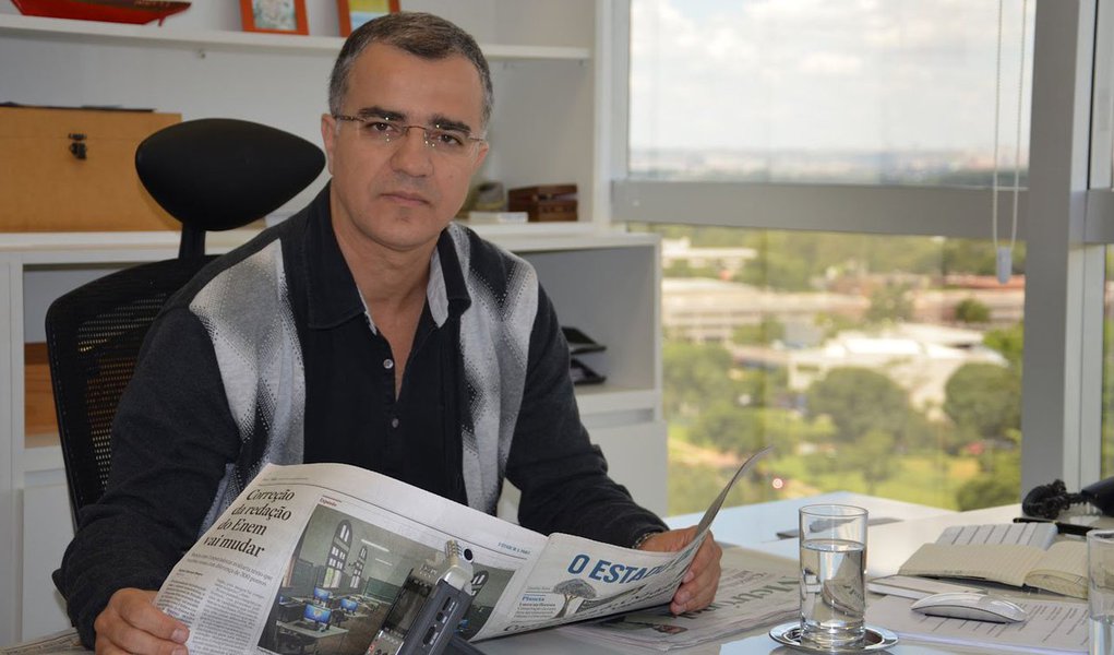 Previsão de economistas de diferentes correntes de pensamento é que será necessário algum sacrifício de emprego e renda para trazer a inflação de volta ao centro da meta, comenta o jornalista; ele avalia, porém, que "acontece um jogo de esconde-esconde" entre os três principais candidatos, "porque ninguém quer desagradar ao eleitor"; segundo Kennedy Alencar, nenhum detalha medidas na área