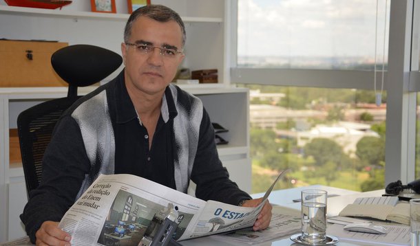 Previsão de economistas de diferentes correntes de pensamento é que será necessário algum sacrifício de emprego e renda para trazer a inflação de volta ao centro da meta, comenta o jornalista; ele avalia, porém, que "acontece um jogo de esconde-esconde" entre os três principais candidatos, "porque ninguém quer desagradar ao eleitor"; segundo Kennedy Alencar, nenhum detalha medidas na área