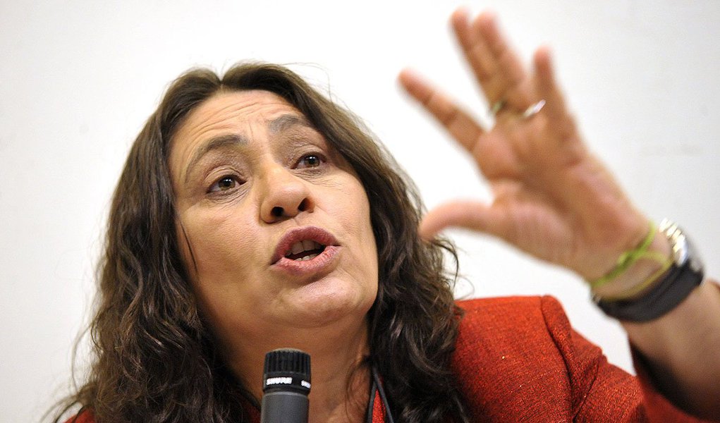 Jornalista Tereza Cruvinel avalia as últimas pesquisas, que revelam queda da presidente Dilma Rousseff (PT) e piora na imagem do governo federal; para ela, chama a atenção o índice de votos brancos e nulos, que, segundo o Ibope, são hoje 24% do eleitorado; Cruvinel entende que esta parcela dos eleitores "pode estar querendo mudanças, mas não credenciando os candidatos de oposição como agentes ideais para implementá-las, dividem-se entre o apoio a Dilma e o voto nulo ou em branco"