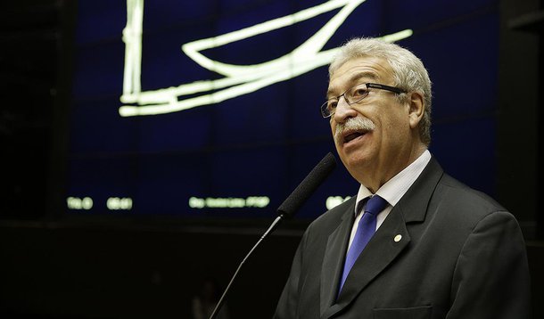 Autor de projeto de lei que pede o fim da censura a biografias diz que polêmica entre artistas "jogou luz ao tema" e pode permitir com que a matéria, segundo ele "travada" no Congresso e no STF, agora caminhe; deputado Newton Lima (PT-SP) deve levar ao presidente da Casa, na próxima semana, uma proposta para pautar o PL