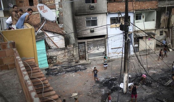 Criminosos lançaram um coquetel molotov contra a Unidade de Polícia Pacificadora (UPP) do Lins, na Zona Norte do Rio; a Coordenadoria da Polícia Pacificadora informou que o ataque foi à base avançada de Cachoeirinha, próxima à Autoestrada Grajaú-Jacarepaguá; houve troca de tiros entre policiais e bandidos, mas não há informação sobre vítimas