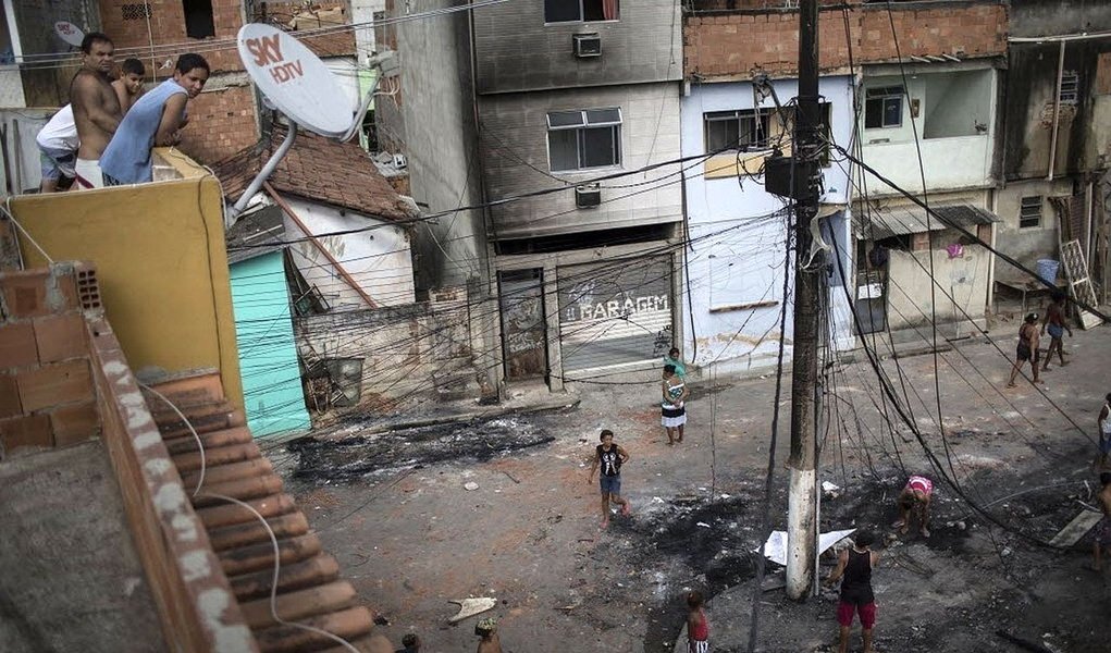 Criminosos lançaram um coquetel molotov contra a Unidade de Polícia Pacificadora (UPP) do Lins, na Zona Norte do Rio; a Coordenadoria da Polícia Pacificadora informou que o ataque foi à base avançada de Cachoeirinha, próxima à Autoestrada Grajaú-Jacarepaguá; houve troca de tiros entre policiais e bandidos, mas não há informação sobre vítimas