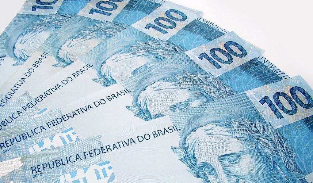 O coordenador de Estudos de Conjuntura do Ipea, Fernando Ribeiro, diz que o crescimento dos investimentos tem ajudado a compensar a desaceleração do consumo das famílias; “esse, certamente, é o principal elemento da recuperação da atividade econômica”, avalia; embora o instituto não tenha uma previsão, Ribeiro afirma que as análises indicam que a economia está crescendo a uma taxa próxima de 2,5%