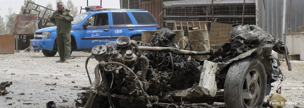 Duas explosões ocorreram com poucos segundos de diferença entre elas; um dos carros era dirigido por um homem-bomba, enquanto o outro se encontrava estacionado ao lado do funeral; polícia e ambulâncias chegavam para o resgate, quando houve uma terceira explosão; 120 pessoas ficaram feridas