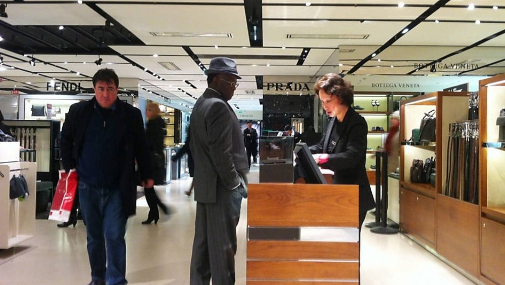 De férias na França, com diárias pagas pela União, o presidente do Supremo Tribunal Federal, Joaquim Barbosa, aproveitou para fazer compras numa galeria de luxo em Paris, onde desfilam grifes como Prada, Fendi e Bottega Veneta; o fato de ser pago pelos contribuintes para desfrutar "la vie en rose" é, segundo Barbosa, uma "tremenda bobagem"; indagado sobre o interesse público das diárias, ele respondeu: "O interesse público é esse que vocês estão vendo, eu sou o presidente de um dos poderes da República"