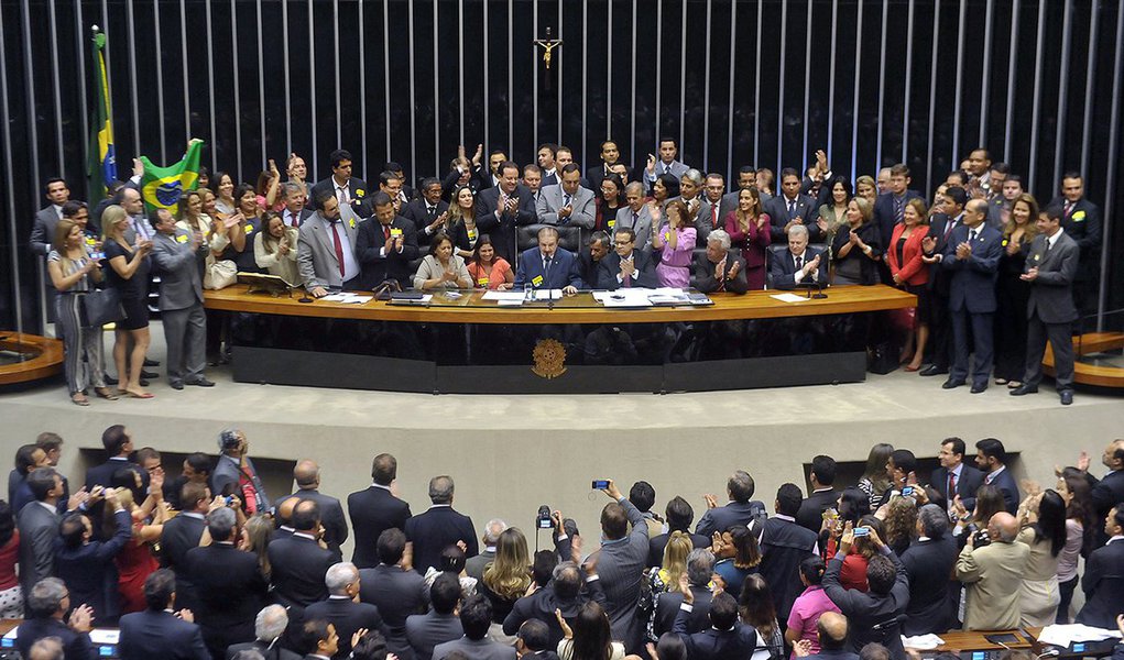 Na próxima semana, será feita a votação da redação final e, em seguida, o texto será encaminhado à apreciação do Senado Federal, para nova votação devido às mudanças feitas pelos deputados; antes da votação da redação final pelo plenário, o texto irá retornar à comissão especial para os ajustes finais; novo código irá substituir o atual que tem mais de 40 anos e já sofreu inúmeras modificações nas últimas décadas