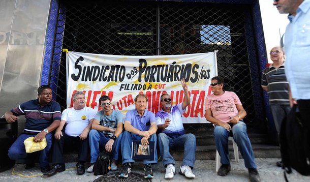 Trabalhadores reivindicam correção do fundo de pensão Portus, a regulamentação da guarda portuária e melhorias no plano de carreira para os aposentados; paralisação nacional de seis horas começou às 7h desta sexta-feira