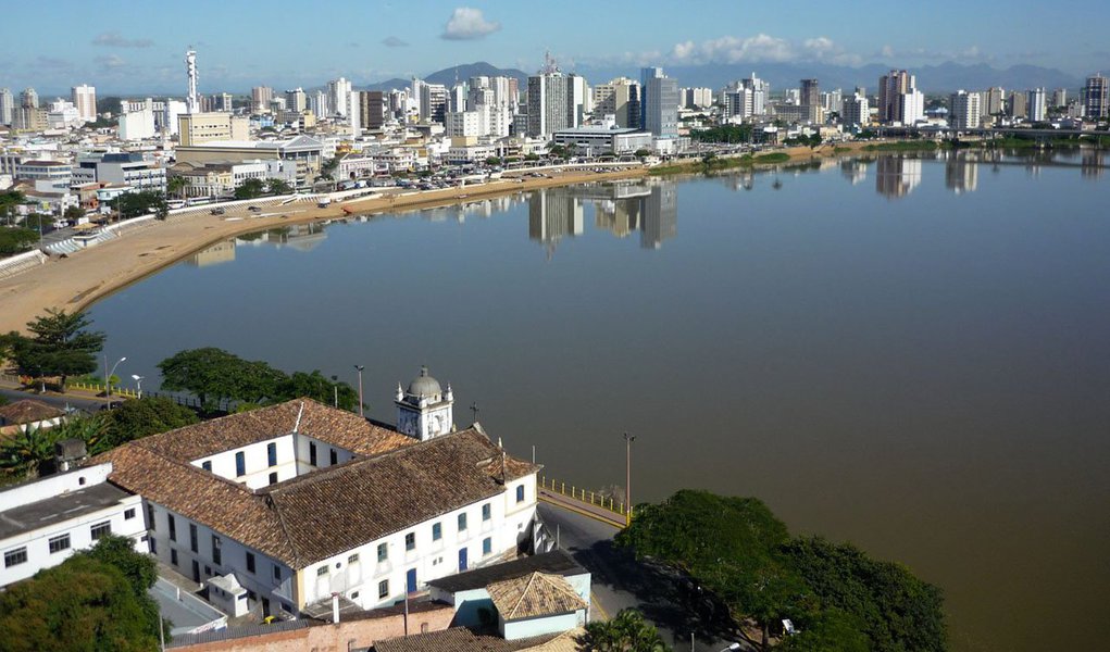 O município de Campos dos Goytacazes, no norte fluminense, receberá o primeiro Terminal Pesqueiro Público do norte do estado, a ser implantado pelo Ministério da Pesca; o acordo, assinado entre o ministério e a UFF, prevê a liberação de cerca de R$ 1 milhão para a elaboração do Estudo de Viabilidade Técnica, Econômica e Ambiental, levantamento topográfico, investigação geotécnica e elaboração do projeto de arquitetura e engenharia