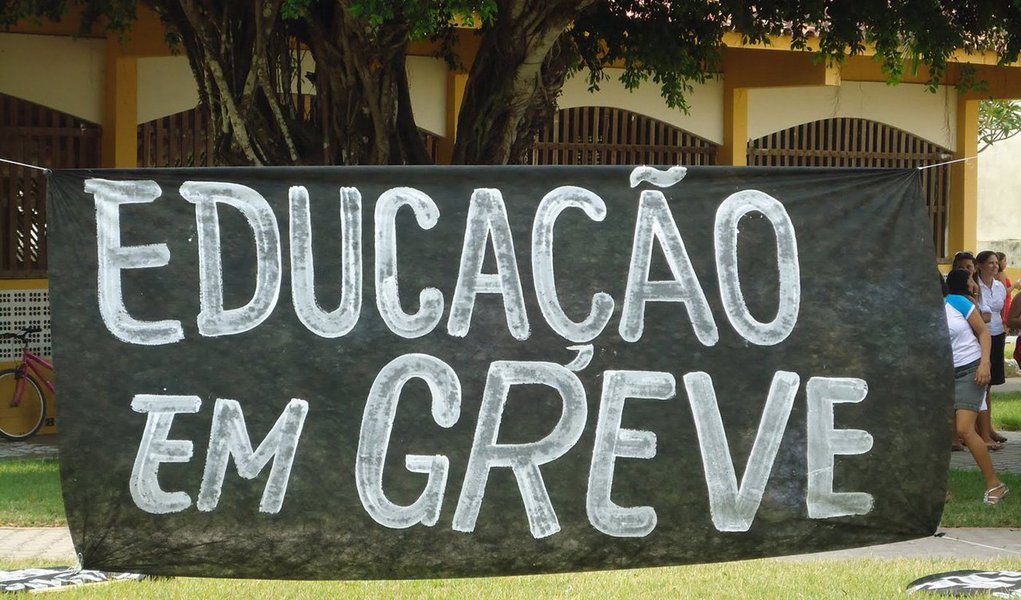 Está programada uma passeata após a assembleia unificada dos profissionais da educação, que acontecerá nesta quinta-feira (15), no clube municipal da Tijuca; é o que informa Gesa Linhares, uma das coordenadoras do Sindicato Estadual dos Profissionais de Educação (Sepe); "O objetivo é caminhar até a Prefeitura ou chegar até o Governo do Estado, porque nem o prefeito nem o governador nos chamaram para negociar", afirma Gesa
