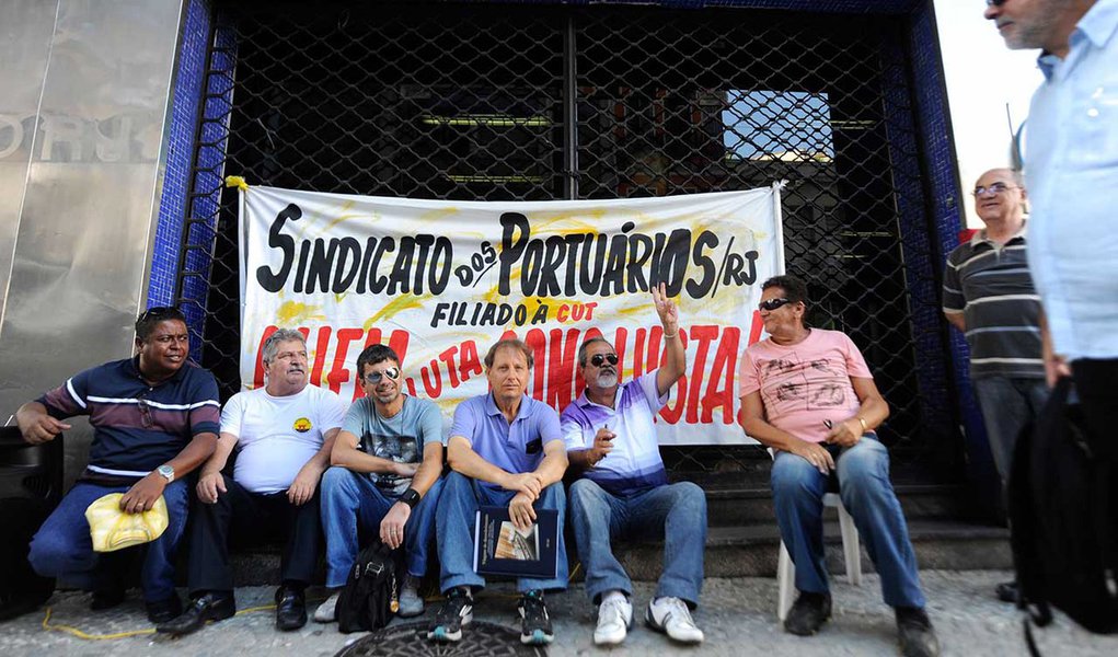 Trabalhadores reivindicam correção do fundo de pensão Portus, a regulamentação da guarda portuária e melhorias no plano de carreira para os aposentados; paralisação nacional de seis horas começou às 7h desta sexta-feira