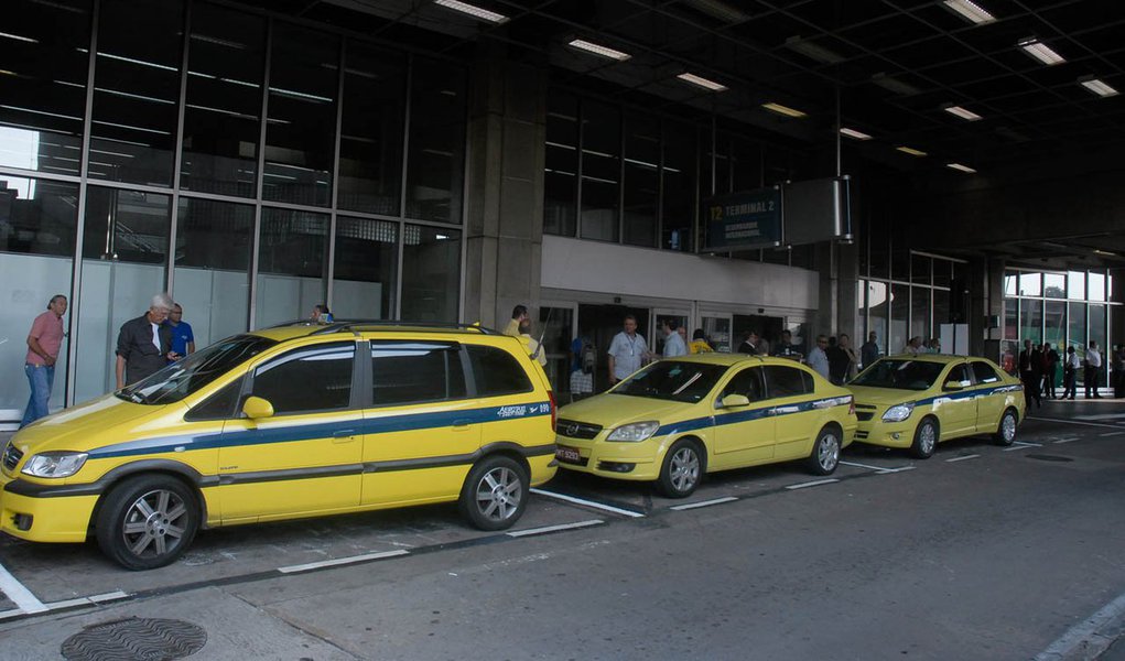 Com os novos valores, a tarifa dos táxis convencionais, os amarelinhos, que rodam no município do Rio de Janeiro, terão a bandeirada no valor de R$ 4,80 a partir do dia 2 de janeiro, informou a Prefeitura do Rio de Janeiro