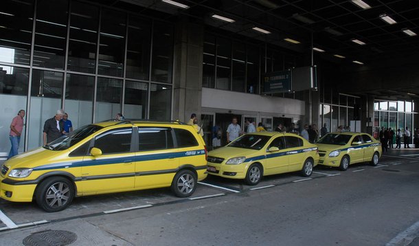 Com os novos valores, a tarifa dos táxis convencionais, os amarelinhos, que rodam no município do Rio de Janeiro, terão a bandeirada no valor de R$ 4,80 a partir do dia 2 de janeiro, informou a Prefeitura do Rio de Janeiro