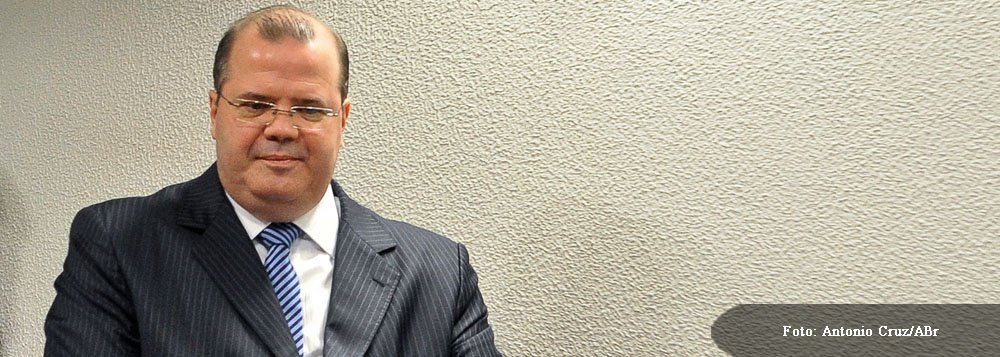 Instituição comandada por Alexandre Tombini reduziu a projeção de crescimento da economia em 2013 de 2,7% para 2,5%; em contrapartida, a inflação, medida pelo Índice Nacional de Preços ao Consumidor Amplo (IPCA), deve ficar em 5,8%, este ano, 0,2 ponto percentual abaixo da previsão divulgada em junho; projeções são do cenário de referência, com base na taxa básica de juros, a Selic, no atual patamar, de 9% ao ano, e o dólar a R$ 2,35