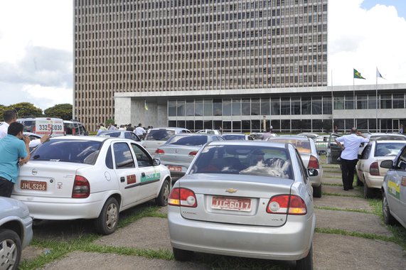 Decisão liminar atende a pedido do Ministério Público; GDF diz que lei é constitucional, mas que vai cumprir determinação. Na bandeira 1, o quilômetro rodado custa R$2,22 e na bandeira 2, R$2,82