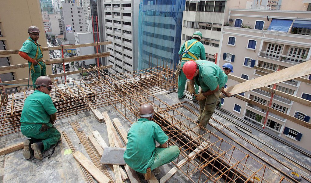 PIB brasileiro caiu 0,5% no período, em relação ao trimestre anterior; para a OCDE, esse resultado pode ser explicado em parte como reflexo do "notável" crescimento de 1,8% no segundo trimestre; entre as principais economias do mundo, a França também apresentou queda e a China teve o maior crescimento (2,2%)