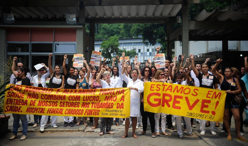 Servidores estaduais da saúde do Rio entraram em greve nesta quarta (21) por tempo indeterminado; profissionais apontam que houve "recusa do governo em responder à pauta de reivindicações entregue pelos trabalhadores em setembro de 2013", segundo o sindicato da categoria; pauta de reivindicações inclui 100% de reajuste emergencial, devido aos 14 anos sem reposição salarial e incorporação de gratificações; secretaria da Saúde diz que tem dialogado com sindicato