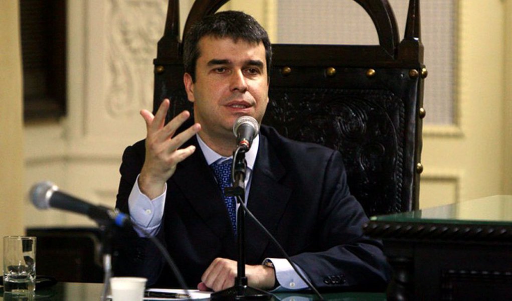 Medida atinge o deputado federal Rodrigo Bethlem (PMDB), sua ex-mulher Vanessa Felippe, a ONG Casa Espírita Tesloo e o ex-presidente da entidade, o major reformado da Polícia Militar Sérgio Pereira de Magalhães Junior, por suspeita de desvios de dinheiro nos contratos com a Secretaria Municipal de Assistência Social