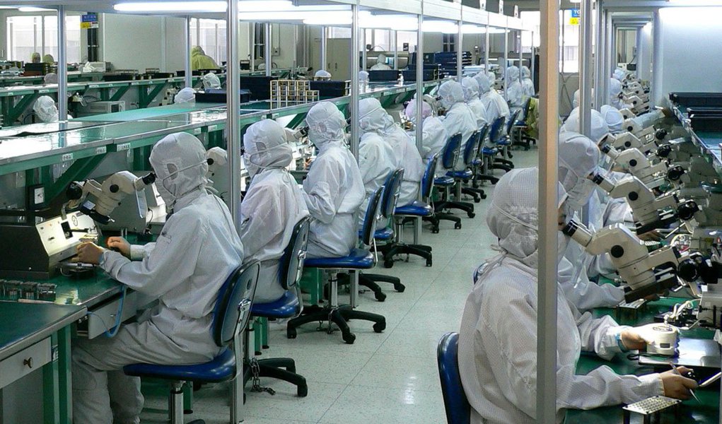 Índice de Gerentes de Compras (PMI, na sigla em inglês) oficial caiu para 50,2 em fevereiro, nível mais baixo em 8 meses, mostrou uma pesquisa do governo; "A julgar pela demanda de mercado e produção em algumas indústrias, nós esperamos que o crescimento econômico permaneça estável no futuro", disse Zhang Liqun, economista no Centro de Pesquisa de Desenvolvimento